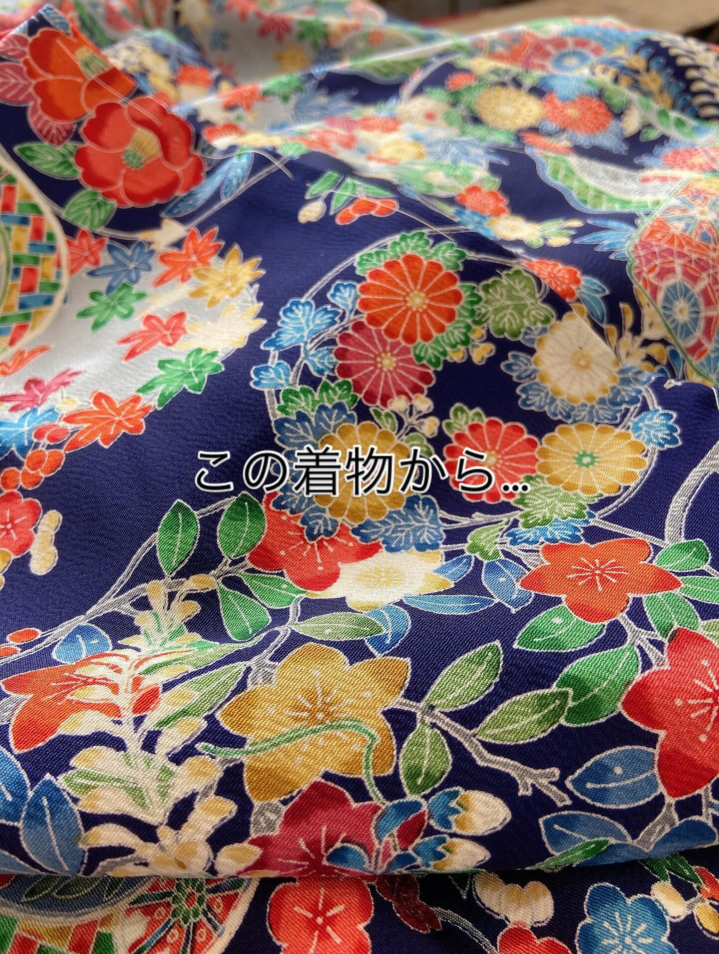 典型的な 四季の花を散らした吉祥文様 🌸🌼🍁のお着物からのカ