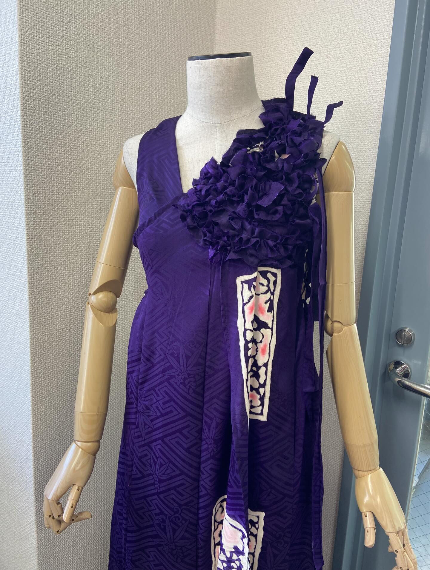 着物リメイクドレス👗片方の肩に、もりもりのお花とハリガネで立